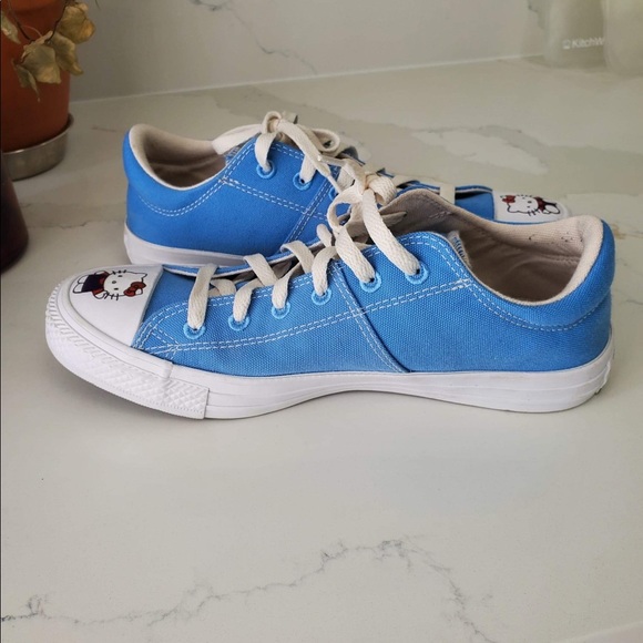 💗 CONVERSE 💗 Hand Painted.  HELLO KITTY AND HEARTS 🥰 Size 8.5. - Picture 3 of 8